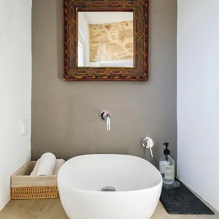 Charming Stone With Sunny Terrace Ferienhaus